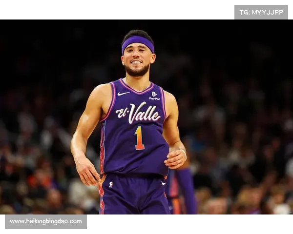 德文·布克在比赛中频繁与教练沟通战术展现出成熟与领导力 德文·布克在比赛中频繁与教练沟通战术展现出成熟与领导力